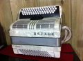 Voir la fiche HOHNER OCCASION ACCORDEON STUDIO 4 BLANC AVEC ETUI ET BRETELLES 
